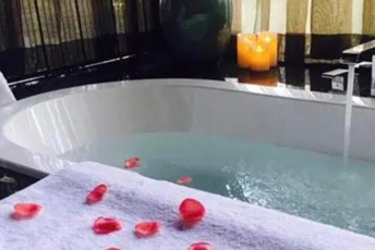 青岛李沧水疗池中的失重冥想：当身体学会漂浮